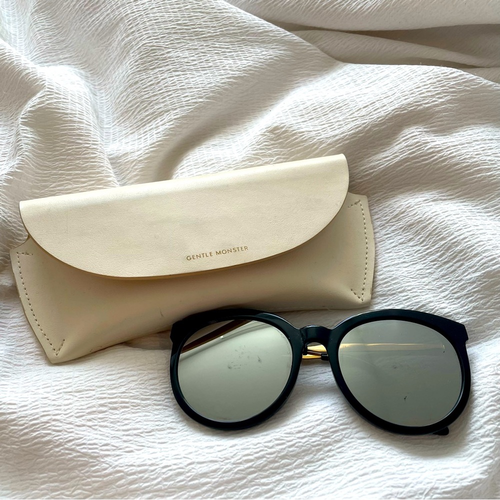 Gentle Monster Lovesome round Sunglasses. Gently used.